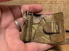 Lade das Bild in den Galerie-Viewer, Genuine WW2 USSR Russian Soldiers Army Brass Belt Buckle - 114
