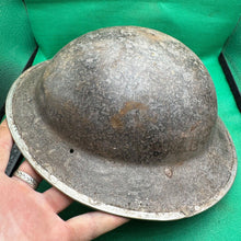 Lade das Bild in den Galerie-Viewer, Britischer Armee-Mk2-Brodie-Helm – Original aus dem 2. Weltkrieg – südafrikanische Herstellung 
