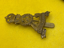 Load image into Gallery viewer, WW1 / WW2 British Army LABOUR CORPS Brass Cap Badge.
