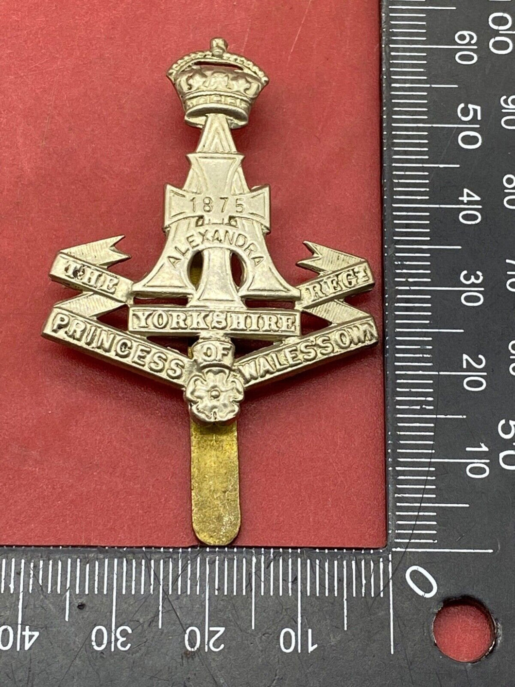 WW1 / WW2 British Army - Original The Yorkshire Regiment White Metal Cap Badge.