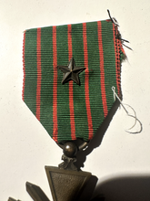 Load image into Gallery viewer, Original WW1 French Army Croix De Guerre Medal Award - 1914-1917
