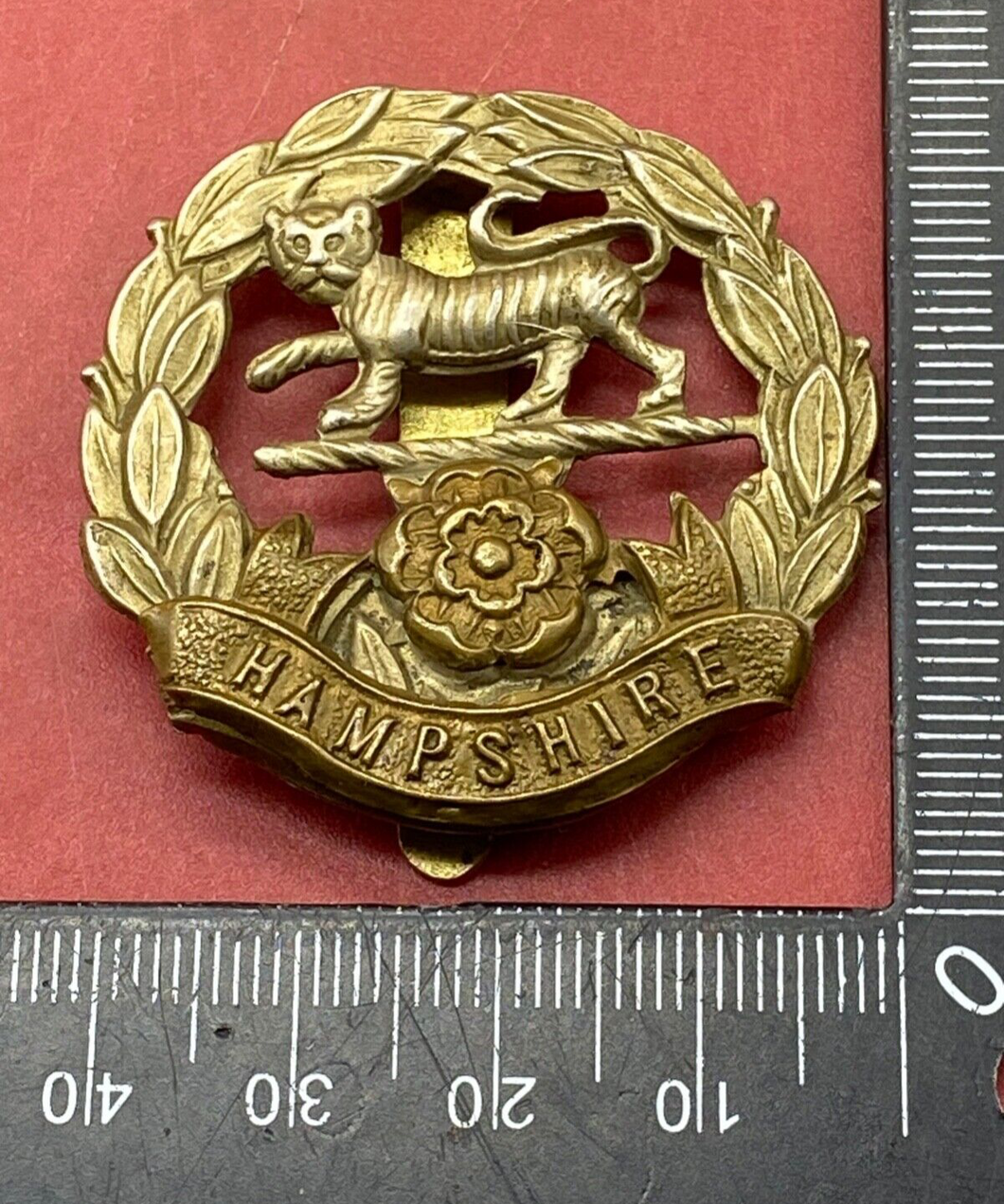 British Army WW1 / WW2 Hampshire Regiment Cap Badge with Rear Slider.