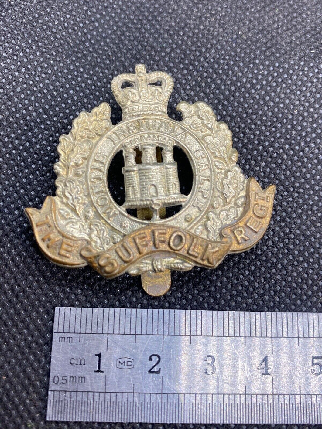 British Army QC SUFFOLK REGIMENT Cap Badge