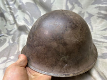 Lade das Bild in den Galerie-Viewer, Originaler Mk3 High Rivet Turtle Helm &amp; Futter der britischen/kanadischen Armee aus dem 2. Weltkrieg 
