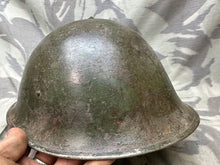 Lade das Bild in den Galerie-Viewer, Originaler Mk3 High Rivet Turtle Helm &amp; Futter der kanadischen/britischen Armee aus dem 2. Weltkrieg 
