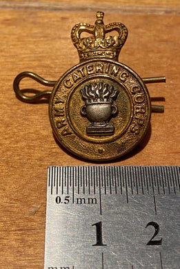 A Queens Crown - British Army CATERING CORPS gilt metal cap / collar badge - B21 - The Militaria Shop