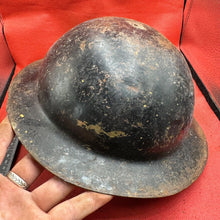 Lade das Bild in den Galerie-Viewer, WW1 / WW2 British Army Mk1* - Original Army Combat Helmet
