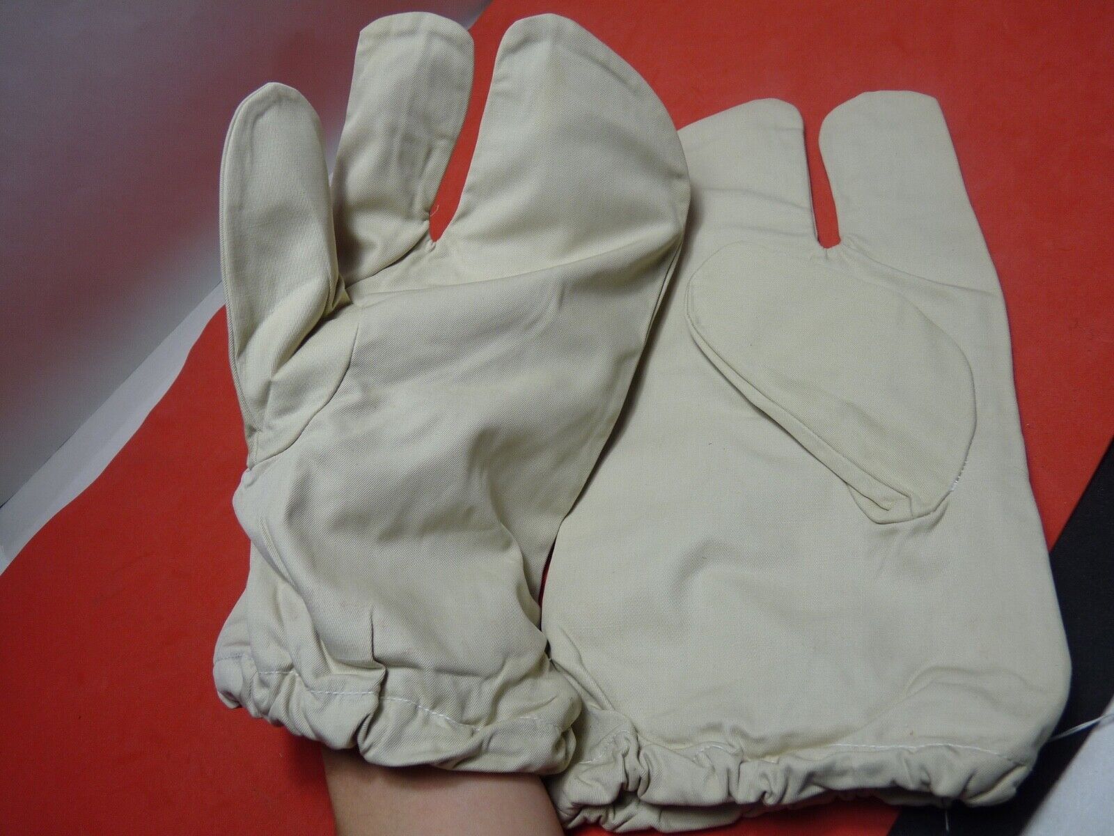 Original WW2 British Army Gunners Winter White Gloves - The Militaria Shop