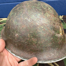 Lade das Bild in den Galerie-Viewer, WW2 Kanadische Armee Mk3 Turtle Helm - Original Helmschale - Hohe Niete 
