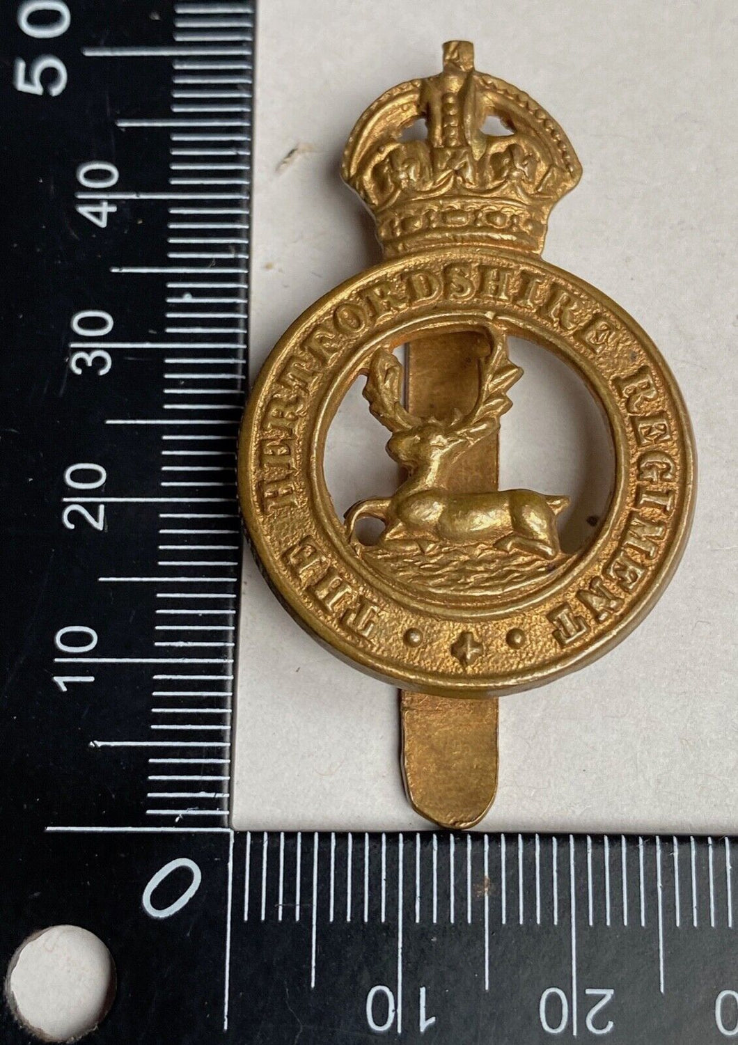 WW1 / WW2 British Army - The Hertfordshire Regiment brass cap badge.