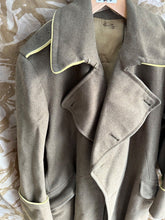 Lade das Bild in den Galerie-Viewer, Rare Original WW2 British Army Officers Greatcoat - Yellow Piping - 38&quot; Chest
