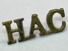Load image into Gallery viewer, Original British Army WW1 Honourable Artillery Cast Brass Shoulder Title

