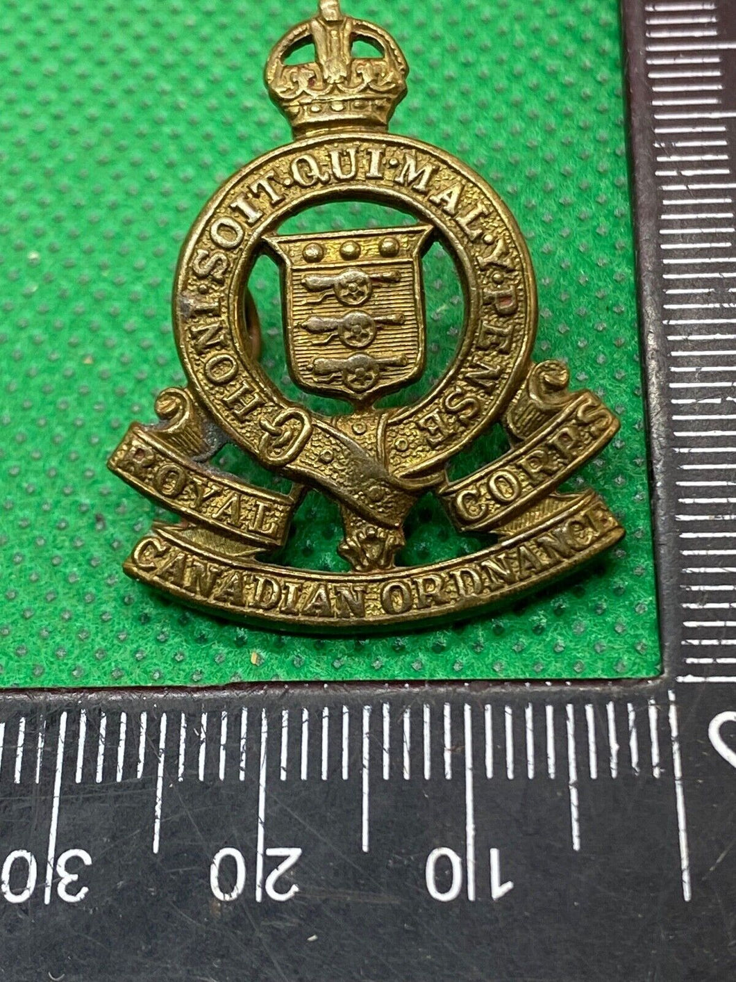 Originales Kragenabzeichen des Royal Canadian Ordnance Corps aus dem 1. und 2. Weltkrieg