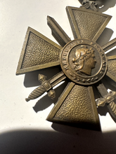 Lade das Bild in den Galerie-Viewer, Original WW1 French Army Croix De Guerre Medal Award - 1914-1917
