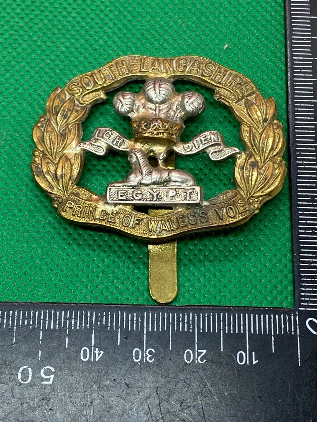 Original WW1 / WW2 British Army - South Lancashire Regiment Cap Badge