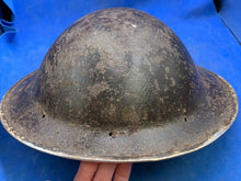 Lade das Bild in den Galerie-Viewer, Originaler Kampfhelm Mk2 Brodie der britischen Armee aus dem 2. Weltkrieg – signiert von Div 
