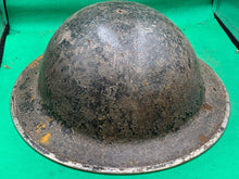 Lade das Bild in den Galerie-Viewer, Originaler Kampfhelm Mk2 Brodie der britischen Armee aus dem 2. Weltkrieg – Rotes Div-Zeichen 
