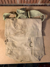 Charger l&#39;image dans la galerie, Original WW2 British Army Indian Made Soldiers Gas Mask Bag &amp; Strap - 1942 Dated
