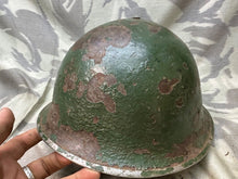 Lade das Bild in den Galerie-Viewer, Originaler Mk3 High Rivet Turtle Helm &amp; Futter der britischen/kanadischen Armee aus dem 2. Weltkrieg 
