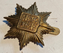 Load image into Gallery viewer, WW1 / WW2 British Army 13th Kensington Battalion Brass Cap Badge with Slider.
