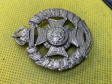 Lade das Bild in den Galerie-Viewer, British Army Rifle Brigade Volunteers Cap Badge. Maker Marked

