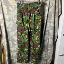 Lade das Bild in den Galerie-Viewer, Original DPM Kampfhose der britischen Armee – 28&quot; Taille 
