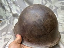 Lade das Bild in den Galerie-Viewer, Originaler Mk3 High Rivet Turtle Helm &amp; Futter der britischen/kanadischen Armee aus dem 2. Weltkrieg 
