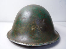 Lade das Bild in den Galerie-Viewer, Mk3 Kanadische / Britische Armee Original WW2 Schildkrötenhelm High Rivet - getarnt 
