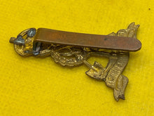 Lade das Bild in den Galerie-Viewer, WW1 / WW2 British Army LABOUR CORPS Brass Cap Badge.
