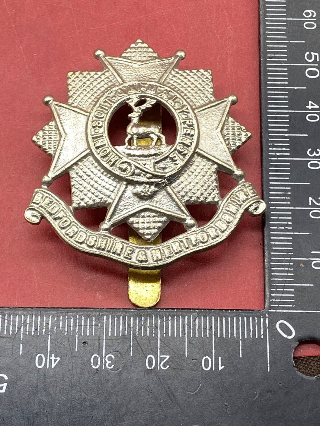 WW1 / WW2 British Army BEDFORSHIRE & HERTFORDSHIRE REGT White Metal Cap Badge.