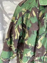 Lade das Bild in den Galerie-Viewer, Original DPM Camouflage-Kittel für gemäßigte Temperaturen der britischen Armee – Brustumfang 40 Zoll
