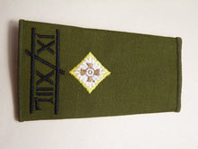 Charger l&#39;image dans la galerie, OD Green Rank Slides / Epaulette Single Genuine British Army - 9th 12th Lancers
