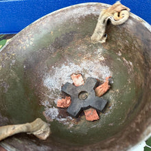 Lade das Bild in den Galerie-Viewer, WW2 Kanadische Armee Mk3 Turtle Helm - Original Helmschale - Hohe Niete 
