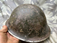 Lade das Bild in den Galerie-Viewer, Originaler Mk3 High Rivet Turtle Helm &amp; Futter der kanadischen/britischen Armee aus dem 2. Weltkrieg 
