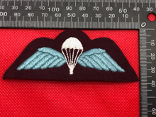 Charger l&#39;image dans la galerie, Genuine British Army Paratrooper Parachute Jump Wings - Burgendy Backing

