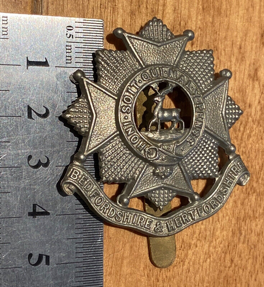 A WW1 / WW2 British Army BEDFORDSHIRE & HERTFORDSHIRE WM cap badge - - B40