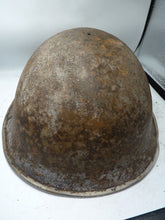 Lade das Bild in den Galerie-Viewer, Mk3 Kanadische / Britische Armee Original WW2 Schildkrötenhelm mit hoher Niete 
