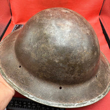 Lade das Bild in den Galerie-Viewer, Britischer Armee-Mk2-Brodie-Helm – Original aus dem 2. Weltkrieg – südafrikanische Herstellung 
