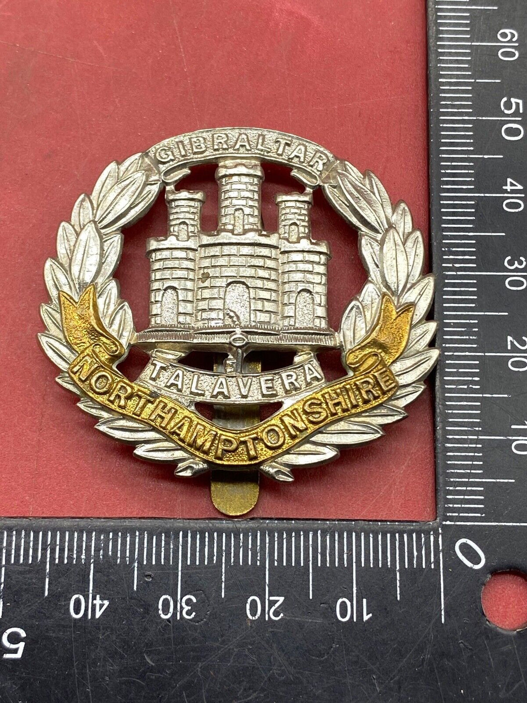 WW1 / WW2 British Army Northamptonshire Regiment Cap Badge.