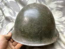 Lade das Bild in den Galerie-Viewer, Originaler Mk3 High Rivet Turtle Helm &amp; Futter der britischen/kanadischen Armee aus dem 2. Weltkrieg 
