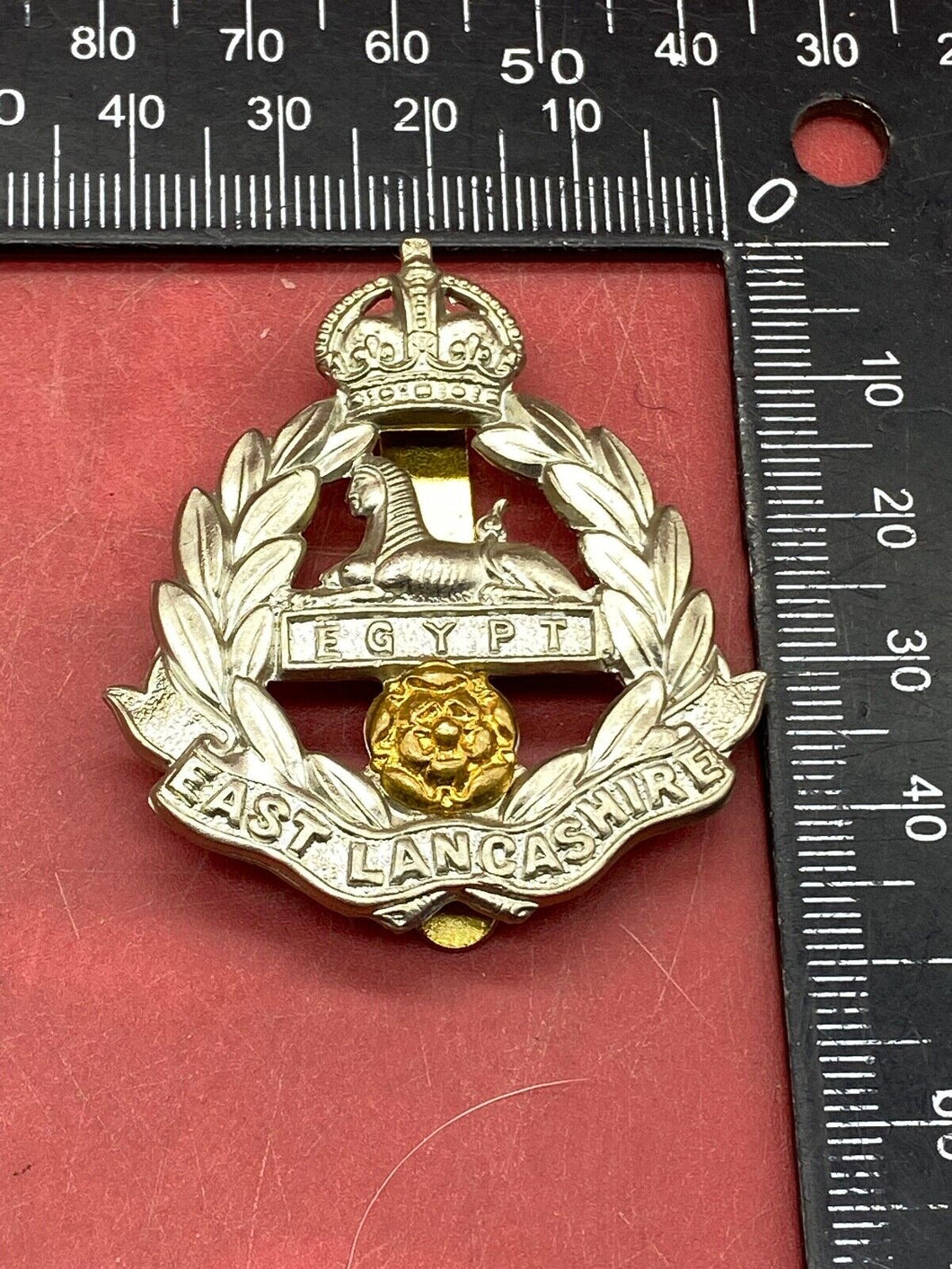 WW1 / WW2 British Army EAST LANCASHIRE REGIMENT WM and Brass Cap Badge.