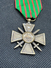 Load image into Gallery viewer, Original WW1 French Army Croix de Guerre Medal - 1914-1917
