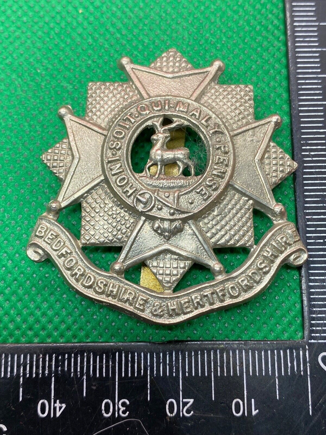 Original WW1 / WW2 British Army Bedfordshire and Hertfordshire Cap Badge