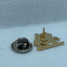 Load image into Gallery viewer, The Queens Regiment - NEW British Army Military Cap/Tie/Lapel Pin Badge #58 - The Militaria Shop
