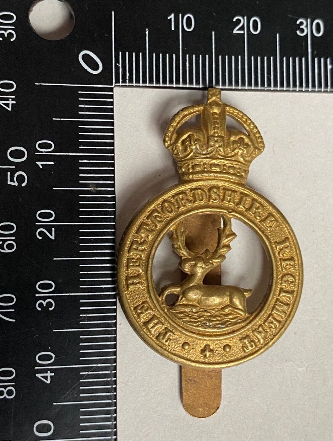 WW1 / WW2 British Army - The Hertfordshire Regiment in brass cap badge.