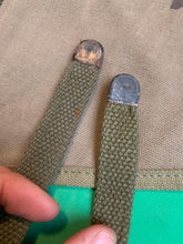 Lade das Bild in den Galerie-Viewer, Original WW2 US Army M1928 Haversack Pack Tail - 1944 datiert
