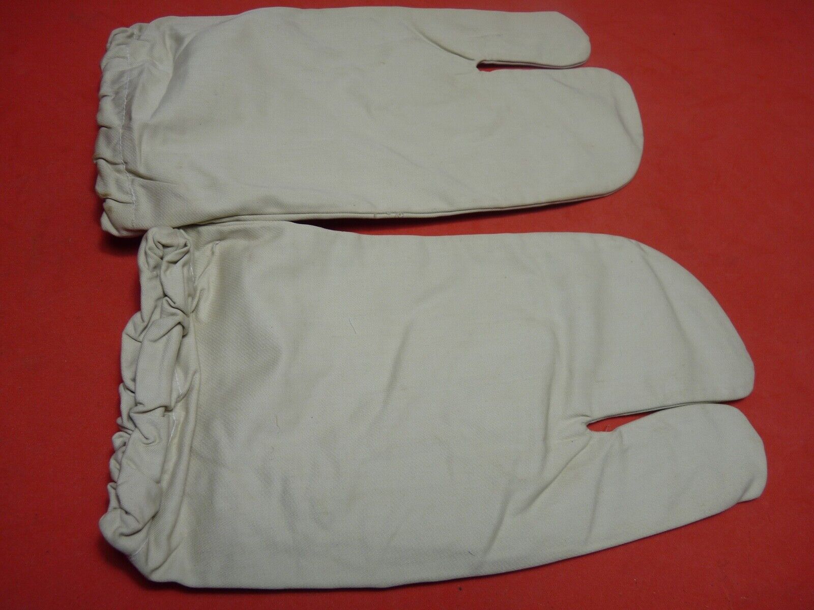 Original WW2 British Army Gunners Winter White Gloves - The Militaria Shop