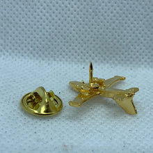 Charger l&#39;image dans la galerie, RAF Aircraft Jet Plane - NEW British Army Military Cap/Tie/Lapel Pin Badge #90
