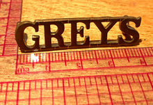 Load image into Gallery viewer, A nice WW1 British Army &quot; GREYS &quot; REGIMENTAL brass shoulder title

