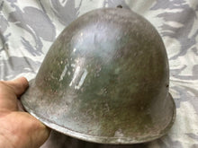 Lade das Bild in den Galerie-Viewer, Originaler Mk3 High Rivet Turtle Helm &amp; Futter der kanadischen/britischen Armee aus dem 2. Weltkrieg 
